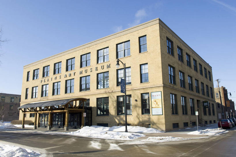 无人,博物馆,横图,室外,白天,仰视,旅游,度假,雪,大雪,标志建筑,道路,地标,建筑,路,路灯,公路,照明,美国,阴影,研究,光线,影子,积雪,雪景,云,云朵,冬季,冬天,灯光,交通,教育,云彩,娱乐,建设,灯,蓝色,白云,蓝天,天空,阳光,天,享受,休闲,旅游胜地,放松,寒冷,晴朗,展览,照亮,北美,北美洲,照明设备,欣赏,美洲,陈列,北亚美利加洲,亚美利加洲,严寒,北达科他,北达科他州,苏族之州,金翼啄木鸟尾之州,典藏,晴空,马路,彩图,低角度拍摄