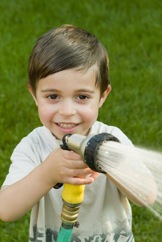 西方人,儿童,一个人,站,笑,微笑,露齿笑,竖图,俯视,室外,白天,草地,草坪,植物,欧洲,欧洲人,仅一个男性,仅一个人,握,阴影,服装,光线,影子,拿,拿着,休闲装,草,小孩,衣服,绿色,阳光,站着,仅一个小孩,休闲,休闲服,握着,服饰,水枪,高压水枪,男孩,男人,男性,白种人,孩子,站立,半身,彩图,高角度拍摄,男生