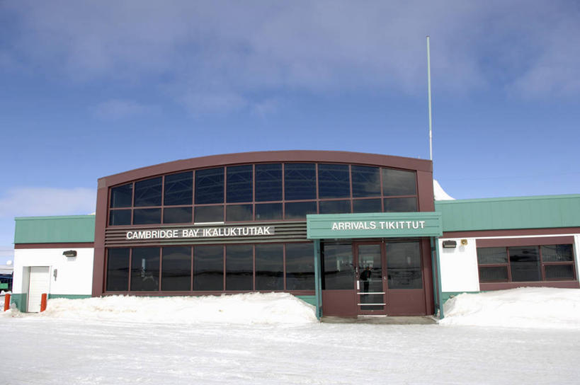 无人,商店,机场,横图,室外,白天,仰视,旅游,度假,雪,大雪,飞机场,加拿大,阴影,光线,英文,标志,文字,影子,字符,字母,积雪,雪景,云,云朵,冬季,冬天,云彩,娱乐,标识,商铺,蓝色,白云,蓝天,天空,阳光,天,享受,休闲,放松,寒冷,晴朗,英文字母,北美,北美洲,美洲,北亚美利加洲,亚美利加洲,严寒,市肆,商号,努纳武特,努纳武特领地,航空站,空港,晴空,彩图,低角度拍摄,店铺