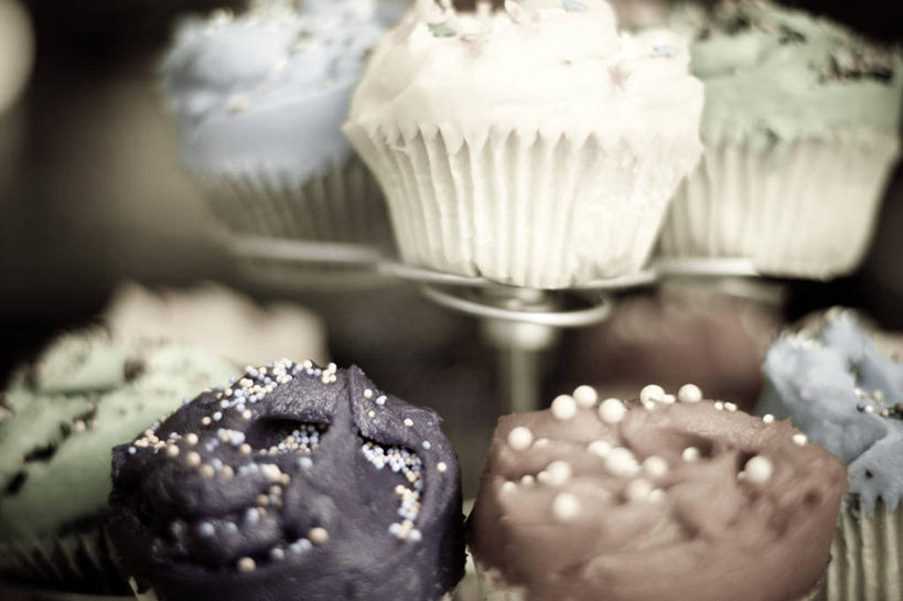 点心,无人,横图,彩色,室内,特写,白天,正面,下午茶,一排,阴影,丰富,整齐,光线,影子,灯光,食品,丰盛,食物,糕点,排列,纸托,五颜六色,色彩斑斓,队列,五彩缤纷,五彩斑斓,丰硕,纸杯蛋糕,丰厚,富厚,厚实,五光十色,蛋糕托,蛋糕托纸,蛋糕纸托,彩图,蛋糕