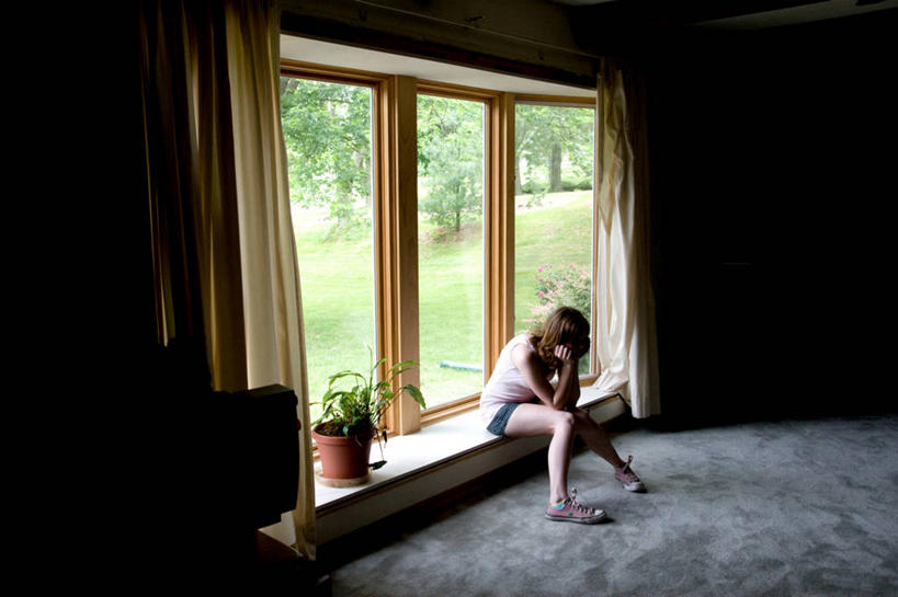 西方人,一个人,坐,横图,室内,白天,侧面,寂寞,草地,草坪,植物,窗户,窗帘,落地窗,欧洲,欧洲人,仅一个年轻女性,仅一个女性,仅一个人,撑,阴影,服装,装饰,光线,盆栽,影子,盆景,托腮,休闲装,玻璃窗,草,树,树木,衣服,绿色,阳光,自然,帘子,托,休闲,休闲服,遮阳,服饰,生长,成长,华丽,修饰,点缀,撑着,托下巴,衬托,美观,雅致,雅观,孑立,孤单,孤独,年轻女性,女人,女性,白种人,坐着,彩图,全身