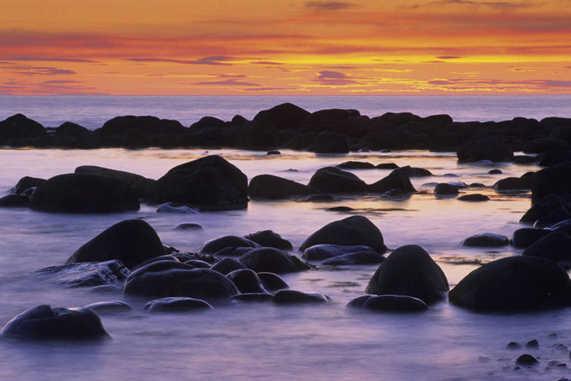 无人,公园,横图,俯视,室外,白天,旅游,度假,石头,美景,日落,山,山脉,加拿大,一堆,阴影,堆叠,堆积,光线,石子,影子,景观,山峰,水平线,晚霞,霞光,云,云朵,落日,辽阔,海平线,山峦,云彩,娱乐,蓝色,白云,蓝天,天空,阳光,自然,黄昏,群山,天,享受,休闲,广阔,景色,彩霞,放松,晴朗,堆,一望无际,风化,北美,北美洲,国家公园,自然风光,美洲,北亚美利加洲,亚美利加洲,格罗斯莫讷国家公园,纽芬兰,纽芬兰省,无边无际,一马平川,夕照,风蚀,石化,风蚀地貌,岩石层,石块,岩石,晴空,夕阳,彩图,高角度拍摄,水天相接,水天一线,斜阳