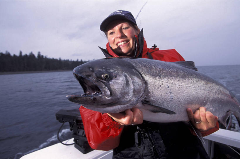 帆船,三文鱼,西方人,一个人,站,捧,笑,微笑,露齿笑,横图,室外,白天,正面,河流,石头,山,山脉,树林,水,植物,船,鲑鱼,欧洲,欧洲人,仅一个年轻女性,仅一个女性,仅一个人,一艘,一条,阴影,波纹,光线,石子,影子,河水,山峰,水流,云,云朵,山峦,云彩,注视,树,树木,蓝色,绿色,白云,蓝天,水纹,天空,阳光,自然,交通工具,波浪,群山,天,观察,看,站着,生长,晴朗,成长,观看,大马哈鱼,察看,关注,载具,撒蒙鱼,萨门鱼,冰海之皇,鲑,马哈鱼,麻哈鱼,大麻哈鱼,银大麻哈鱼,年轻女性,女人,女性,白种人,石块,岩石,晴空,端,端着,捧着,手捧,站立,半身,彩图