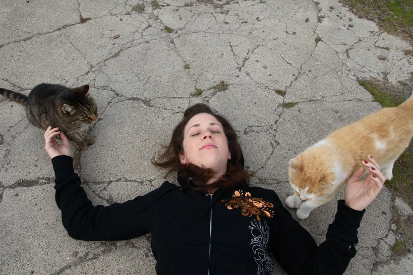 西方人,一个人,躺,闭眼,摸,横图,俯视,室外,白天,草地,草坪,植物,宠物,猫,欧洲,欧洲人,仅一个年轻女性,仅一个女性,仅一个人,抚摸,服装,地面,休闲装,草,衣服,绿色,动物,两只,休闲,休闲服,可爱,服饰,猫咪,玳瑁猫,卧着,年轻女性,女人,女性,白种人,闭眼睛,闭着眼,闭着眼睛,触摸,接触,躺着,卧,半身,彩图,高角度拍摄