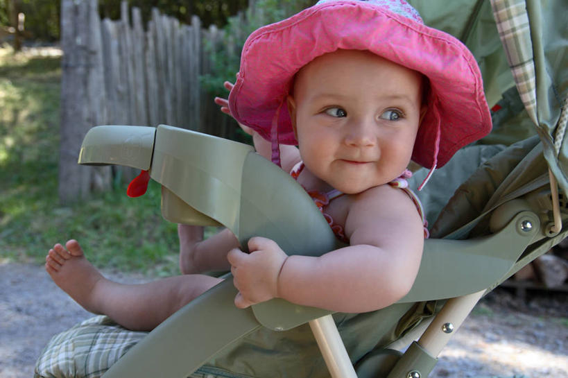 西方人,婴儿,儿童,一个人,栏杆,坐,横图,室外,白天,侧面,游戏,纯洁,草地,草坪,植物,帽子,玩具,欧洲,欧洲人,仅一个人,阴影,服装,光线,影子,栅栏,篱笆,围栏,玩,扭头,注视,休闲装,娱乐,护栏,车,草,树,树木,小孩,衣服,绿色,阳光,自然,童车,遮阳帽,观察,看,转头,休闲,休闲服,可爱,益智,服饰,活泼,生长,成长,观看,活动,察看,关注,消遣,载具,宝宝,纯真,烂漫,无邪,折叠童车,伶俐,天真,白种人,孩子,玩耍,嬉戏,坐着,彩图,全身