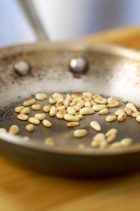 无人,竖图,俯视,室内,特写,白天,烹饪,桌面,桌子,厨具,金属制品,朦胧,模糊,金属,木制,锅子,锅,松子,松子仁,木制品,锅具,松仁,烹饪用具,松籽仁,烹调用具,烹调,彩图,高角度拍摄