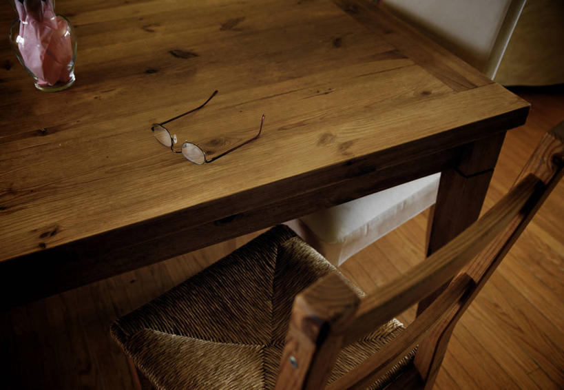 无人,横图,俯视,室内,白天,地板,桌面,桌子,花瓶,椅子,阴影,光线,木制,眼镜,影子,木椅,地面,木地板,玻璃制品,一个,玻璃瓶,木制品,瓶子,单个,老花镜,远视眼镜,彩图,高角度拍摄