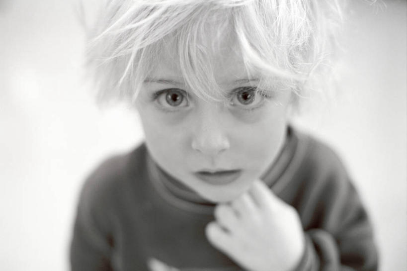 西方人,儿童,手,一个人,站,横图,黑白,室外,特写,白天,正面,纯洁,爆炸,欧洲,欧洲人,仅一个男性,仅一个人,阴影,服装,光线,影子,注视,休闲装,肩膀,小孩,衣服,阳光,观察,看,站着,仅一个小孩,休闲,手部,休闲服,可爱,童年,童趣,服饰,观看,单手,察看,关注,童真,烂漫,无邪,投弹,摧毁,炸毁,天真,男孩,男人,男性,白种人,孩子,抬头,仰头,站立,半身,男生