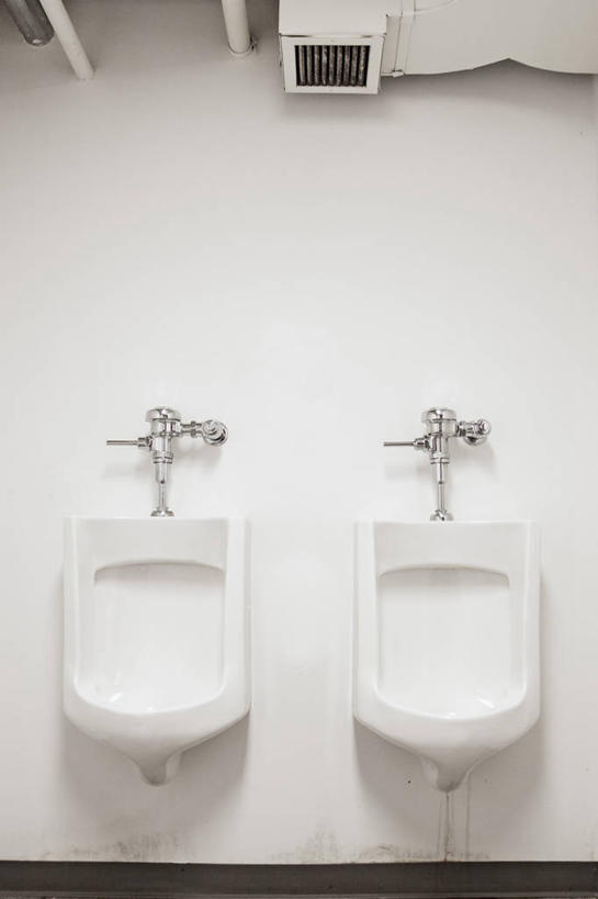 无人,竖图,室内,白天,正面,卫生间,洗手间,阴影,光线,影子,墙,干净,墙壁,墙面,两个,白色,阳光,清洁,洁净,小便池,厕所,彩图