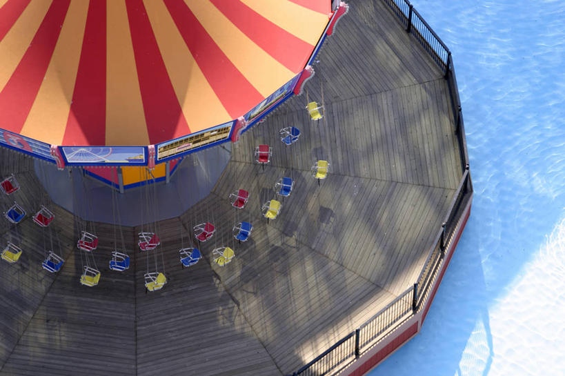 无人,游乐园,栏杆,横图,俯视,彩色,室外,白天,旅游,度假,纯洁,游乐场,狂欢节,许多,阴影,光线,影子,围栏,娱乐,护栏,阳光,享受,休闲,放松,可爱,童年,童趣,五颜六色,旋转椅,色彩斑斓,五彩缤纷,童真,烂漫,无邪,五彩斑斓,乐园,五光十色,天真,彩图,高角度拍摄