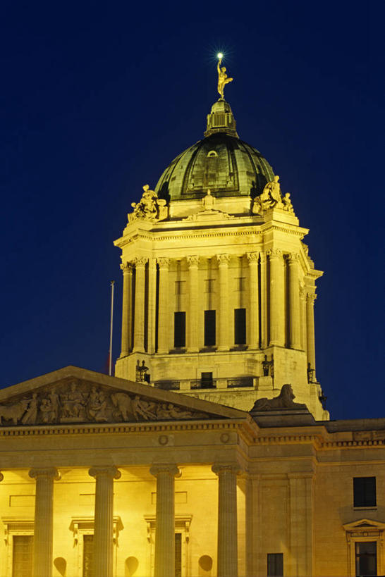 无人,竖图,室外,夜晚,正面,度假,美景,城市风光,城市,建筑,加拿大,阴影,光线,影子,景观,尖顶,灯光,辉煌,娱乐,蓝色,蓝天,天空,天,享受,休闲,灿烂,景色,放松,精致,北美,优美,北美洲,美洲,精美,光辉,修建,北亚美利加洲,亚美利加洲,绚烂,修筑,精彩,精巧,鲜丽,光耀,彩图,全身