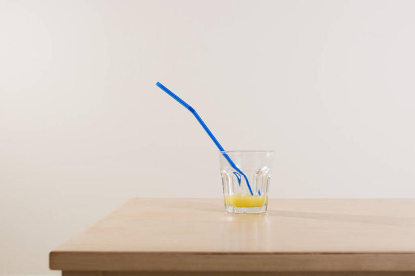 无人,横图,室内,白天,正面,桌面,杯子,阴影,光线,影子,塑料,棕色,饮料,两个,黄色,阳光,塑料制品,吸管,空心,饮管,彩图,圆柱状