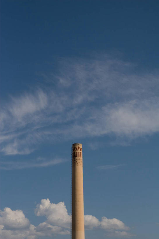 无人,工厂,竖图,室外,白天,仰视,烟囱,美国,阴影,光线,影子,云,云朵,云彩,一个,蓝色,白云,蓝天,天空,阳光,天,北美,北美洲,美洲,明尼苏达州,北亚美利加洲,亚美利加洲,明尼苏达,北星之州,彩图,低角度拍摄,工地,制造厂