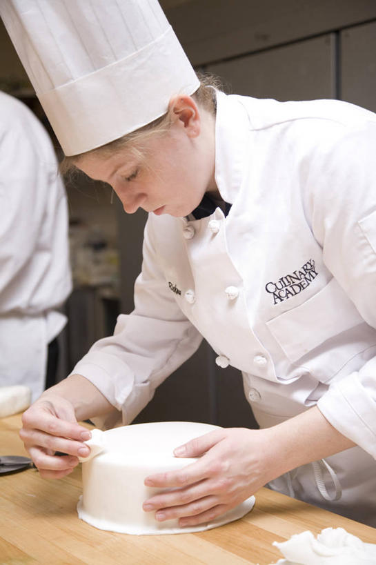 点心,西方人,一个人,厨师,站,竖图,室内,白天,侧面,下午茶,桌面,欧洲,欧洲人,仅一个年轻女性,仅一个女性,仅一个人,阴影,光线,影子,灯光,食品,拿,拿着,注视,食物,糕点,一个,灰色,观察,看,站着,一件,观看,察看,关注,厨师服,年轻女性,女人,女性,白种人,厨师长,厨子,大厨,主厨,站立,半身,彩图,蛋糕