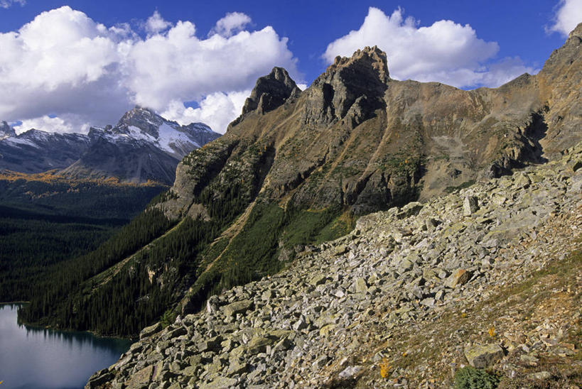 无人,公园,横图,室外,白天,正面,旅游,度假,湖,湖泊,石头,美景,山,山脉,水,加拿大,阴影,光线,石子,影子,湖面,景观,山峰,水流,水面,云,云朵,青苔,苔藓,山峦,云彩,娱乐,蓝色,白云,倒影,蓝天,天空,阳光,自然,湖水,群山,天,享受,休闲,景色,放松,连绵,倒映,北美,北美洲,国家公园,绵延,自然风光,美洲,北亚美利加洲,亚美利加洲,联贯,卑诗省,不列颠哥伦比亚,不列颠哥伦比亚省,优鹤国家公园,幽鹤国家公园,反照,石块,岩石,彩图