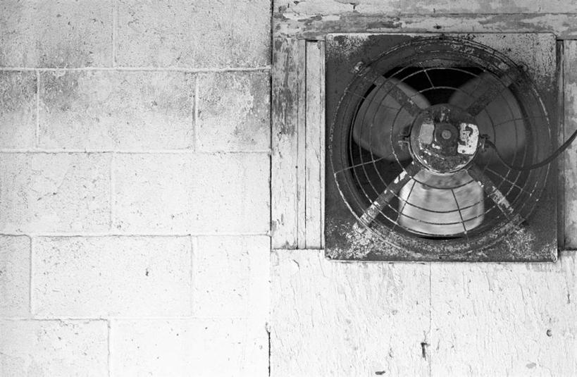 无人,横图,黑白,室外,白天,正面,加拿大,阴影,光线,影子,一个,阳光,肮脏,北美,北美洲,美洲,抛弃,邋遢,北亚美利加洲,亚美利加洲,安大略省,安省,龌龊,污秽,遗弃,排气孔