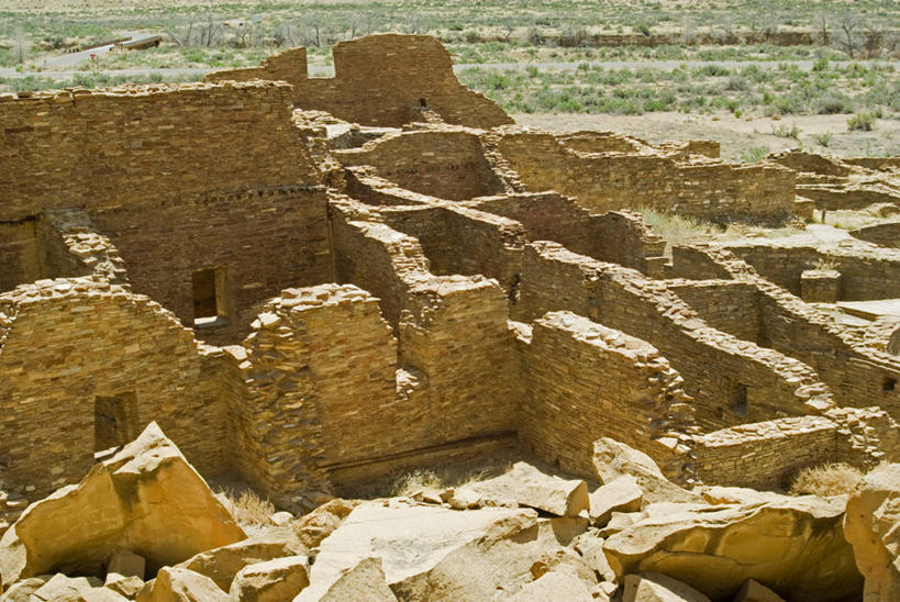 无人,公园,家,横图,俯视,室外,白天,旅游,度假,石头,名胜古迹,标志建筑,地标,建筑,美国,阴影,遗迹,光线,石子,影子,房屋,屋子,旷野,田野,古迹,文物,娱乐,建设,古建筑,楼房,住宅,阳光,享受,休闲,旅游胜地,放松,北美,北美洲,原野,美洲,古文明,新墨西哥,新墨西哥州,北亚美利加洲,亚美利加洲,迷人之地,迷人之州,查科文化国家历史公园,石块,岩石,彩图,高角度拍摄,房子