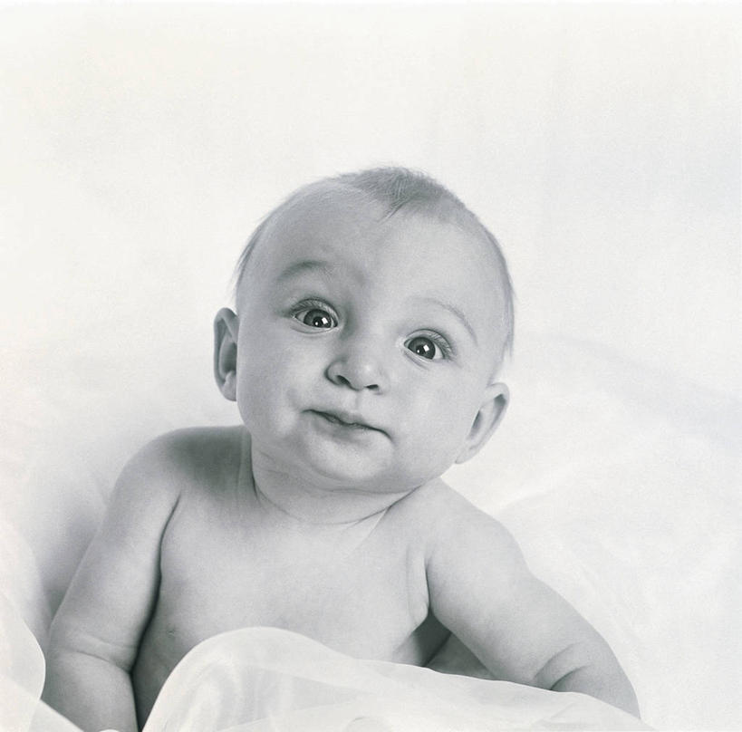 西方人,婴儿,儿童,一个人,横图,黑白,室内,白天,正面,纯洁,欧洲,欧洲人,仅一个人,奶瓶,拿,拿着,注视,一个,小孩,瓶子,容器,观察,看,可爱,活泼,奶嘴,婴儿用品,观看,储藏,察看,储存,关注,宝宝,摇篮,纯真,烂漫,无邪,伶俐,天真,白种人,孩子,半身,贮存