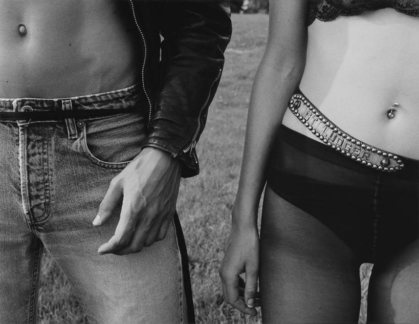 西方人,手,腹部,肚脐,两个人,站,横图,黑白,室外,特写,白天,正面,爱情,欧洲,欧洲人,服装,裤子,浪漫,牛仔裤,休闲装,衣服,站着,休闲,温暖,温馨,手部,休闲服,恩爱,肚脐眼,恋人,服饰,单手,和睦,男人,男性,年轻男性,年轻女性,女人,女性,白种人,腹,肚子,情侣,站立,半身,伴侣,融洽