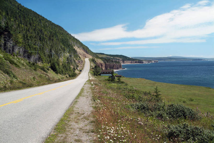 无人,横图,室外,白天,正面,旅游,度假,石头,美景,山,山脉,植物,道路,路,公路,加拿大,阴影,光线,石子,影子,景观,山峰,水平线,悬崖,辽阔,交通,海平线,山峦,娱乐,蓝色,绿色,蓝天,天空,阳光,自然,群山,天,享受,休闲,陡峭,广阔,景色,放松,生长,成长,一望无际,北美,北美洲,自然风光,美洲,北亚美利加洲,亚美利加洲,绝壁,纽芬兰,笔陡,峻峭,无边无际,一马平川,石块,岩石,马路,彩图,纽芬兰.拉布拉多,纽芬兰.拉布拉多省,纽芬兰岛,水天相接,水天一线