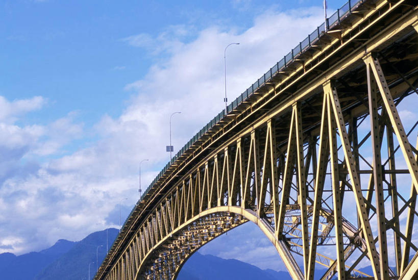 无人,横图,室外,白天,仰视,旅游,度假,石头,山,山脉,标志建筑,大桥,地标,建筑,路灯,桥梁,金属制品,照明,加拿大,一排,阴影,整齐,光线,金属,石子,影子,山峰,云,云朵,桥,灯光,山峦,云彩,娱乐,建设,灯,排列,蓝色,白云,蓝天,天空,阳光,群山,天,享受,休闲,旅游胜地,放松,晴朗,照亮,北美,北美洲,照明设备,队列,美洲,北亚美利加洲,亚美利加洲,卑诗省,不列颠哥伦比亚,不列颠哥伦比亚省,温哥华,悬臂桥,石块,岩石,晴空,彩图,低角度拍摄,布勒内湾,卑斯省,钢铁工人纪念第二海峡桥