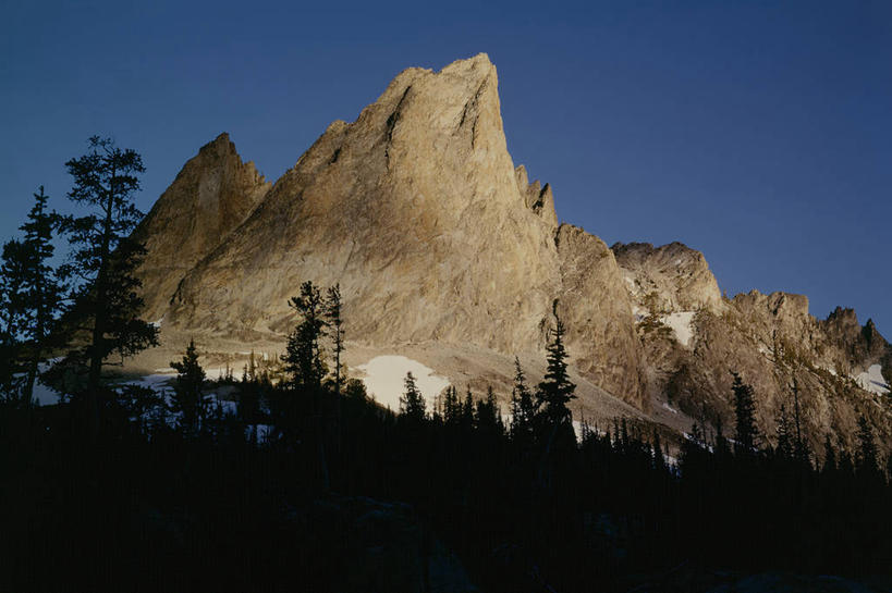 无人,横图,室外,白天,仰视,旅游,度假,石头,美景,树林,植物,美国,阴影,粗糙,光线,石子,影子,景观,悬崖,娱乐,树,树木,蓝色,绿色,蓝天,天空,阳光,自然,天,享受,休闲,陡峭,景色,放松,高低,生长,晴朗,成长,凹凸,毛糙,北美,北美洲,自然风光,美洲,爱达荷州,万里无云,北亚美利加洲,亚美利加洲,绝壁,爱达荷,爱达华州,宝石之州,宝石州,笔陡,峻峭,石块,岩石,晴空,晴空万里,彩图,低角度拍摄,粗拙