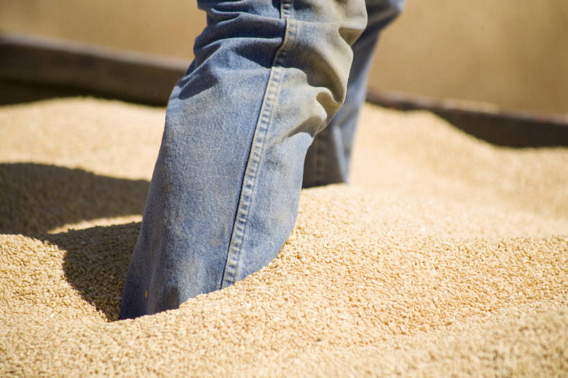 西方人,一个人,站,横图,俯视,室外,特写,白天,沙滩,欧洲,欧洲人,仅一个男性,仅一个人,阴影,裤子,光线,沙子,影子,海岸,沙地,浸没,淹没,牛仔裤,仅一个年轻男性,阳光,站着,肮脏,埋没,邋遢,沉没,覆没,吞没,龌龊,污秽,湮没,男人,男性,年轻男性,白种人,海滩,站立,半身,彩图,高角度拍摄