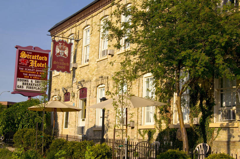 无人,家,横图,室外,白天,仰视,度假,美景,植物,城市风光,城市,加拿大,阴影,光线,影子,房屋,屋子,景观,娱乐,楼房,住宅,树,树木,蓝色,绿色,蓝天,天空,阳光,自然,天,享受,休闲,景色,放松,生长,晴朗,成长,北美,北美洲,美洲,万里无云,北亚美利加洲,亚美利加洲,安大略省,安省,斯特拉特福,晴空,晴空万里,彩图,低角度拍摄,房子