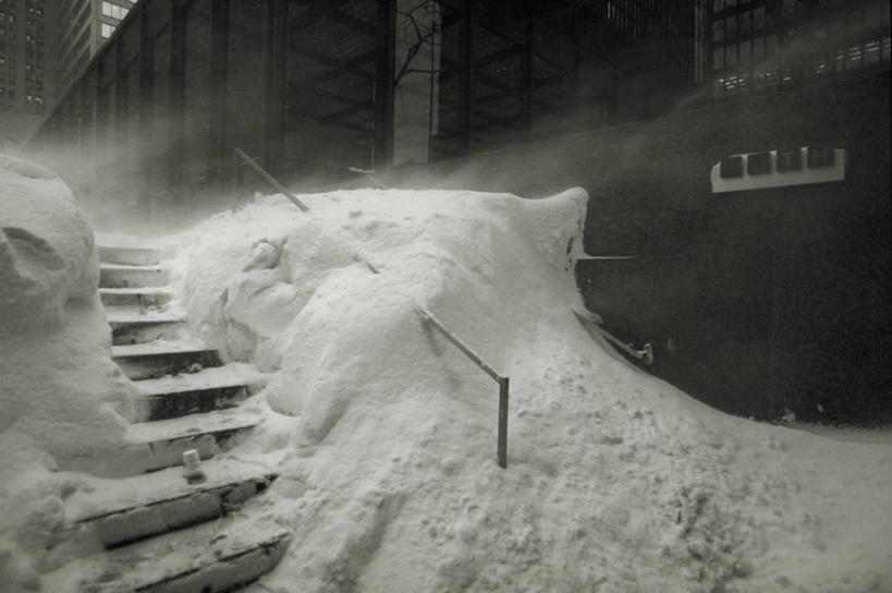 无人,横图,黑白,室外,白天,正面,旅游,度假,美景,雪,大雪,楼梯,汽车,阶梯,积雪,景观,雪景,冬季,冬天,娱乐,台阶,车,自然,交通工具,轿车,享受,休闲,景色,放松,寒冷,自然风光,载具,严寒