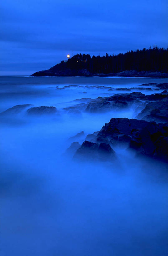 无人,竖图,室外,白天,正面,旅游,度假,海浪,海洋,石头,美景,山,山脉,雾,加拿大,朦胧,模糊,围绕,石子,景观,浪花,山峰,山峦,娱乐,蓝色,蓝天,天空,自然,海水,群山,天,享受,休闲,景色,放松,缭绕,迷雾,北美,北美洲,自然风光,美洲,海景,旋绕,北亚美利加洲,亚美利加洲,萦绕,卑诗省,不列颠哥伦比亚,不列颠哥伦比亚省,夏洛特皇后群岛,回绕,大海,风浪,海,海水的波动,近岸浪,石块,岩石,涌浪,大雾,彩图,卑斯省