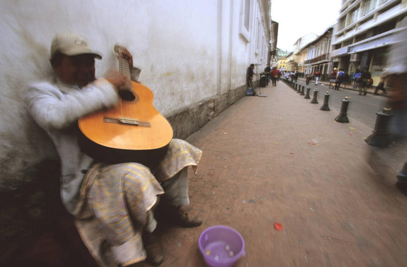 西方人,一个人,家,坐,横图,室外,白天,侧面,街道,帽子,欧洲,欧洲人,仅一个男性,仅一个人,仅一个中年男性,一把,握,房屋,屋子,小巷,吉他,乐器,弦乐器,弹奏,拿,拿着,注视,运动帽,楼房,住宅,观察,看,靠,靠着,倚靠,橙色,鸭舌帽,握着,观看,察看,倚着,关注,弹拨弦鸣乐器,一顶,冷巷,男人,男性,中年男性,白种人,坐着,彩图,全身,房子,弹拨弦乐器