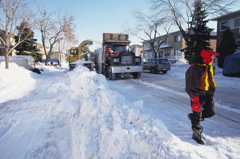 西方人,一个人,家,走,横图,室外,白天,侧面,工作服,制服,机器,雪,植物,大雪,道路,路,公路,欧洲,欧洲人,仅一个男性,仅一个人,一堆,阴影,堆叠,堆积,光线,影子,房屋,屋子,积雪,雪景,冬季,冬天,交通,设备,楼房,住宅,树,树木,仅一个年轻男性,红色,蓝色,绿色,蓝天,天空,阳光,自然,天,机械,寒冷,生长,晴朗,成长,堆,万里无云,严寒,工作制服,男人,男性,年轻男性,白种人,晴空,晴空万里,马路,步行,走路,彩图,全身,工作套服,房子,扫雪机,除雪设备,除雪机