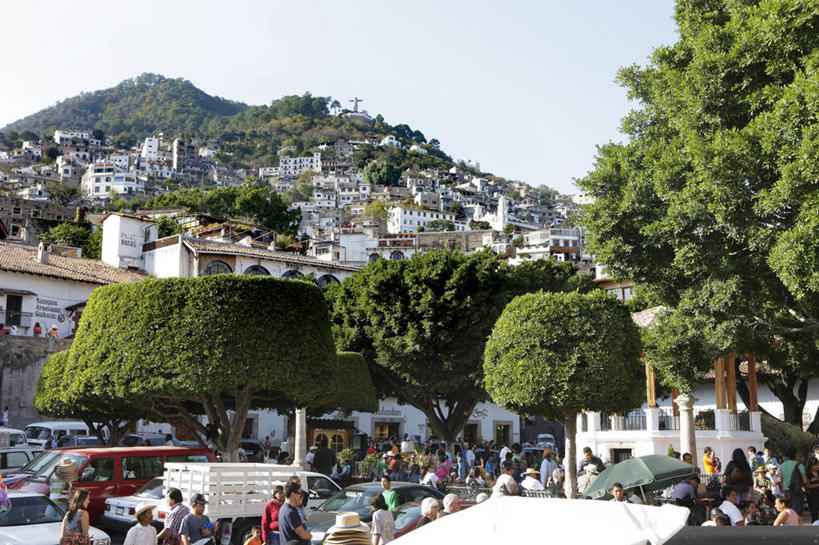 西方人,家,走,横图,室外,白天,正面,度假,石头,美景,山,山脉,植物,城市风光,城市,墨西哥,欧洲,欧洲人,一排,行人,阴影,整齐,装饰,光线,石子,影子,房屋,屋子,景观,山峰,山峦,许多人,拥挤,注视,娱乐,楼房,路人,住宅,树,树木,排列,蓝色,绿色,蓝天,天空,阳光,自然,群山,天,观察,看,一群人,享受,休闲,景色,放松,生长,成长,观看,华丽,修饰,点缀,察看,北美,北美洲,队列,关注,美洲,北亚美利加洲,亚美利加洲,衬托,美观,雅致,雅观,墨西哥合众国,仙人掌王国,格雷罗,格雷罗州,塔克斯科,男人,男性,年轻男性,年轻女性,女人,女性,白种人,石块,岩石,步行,散步,走路,半身,彩图,房子