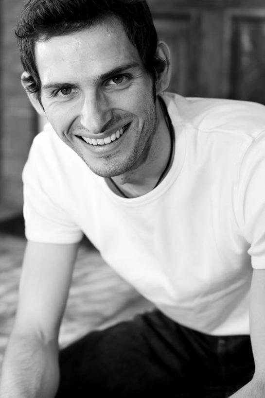 西方人,一个人,家,坐,笑,微笑,露齿笑,竖图,室内,白天,正面,欧洲,欧洲人,仅一个男性,仅一个人,阴影,服装,光线,影子,房屋,屋子,注视,楼房,画像,住宅,仅一个年轻男性,衣服,白色,观察,看,服饰,观看,察看,衣着,穿着,关注,衣饰,男人,男性,年轻男性,白种人,坐着,半身,彩图,房子