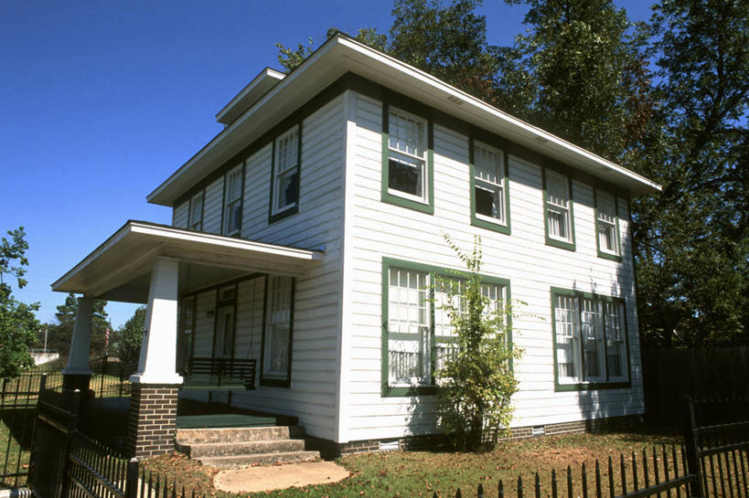 无人,家,栏杆,横图,室外,白天,仰视,度假,草地,草坪,美景,植物,楼梯,城市风光,城市,美国,一排,一幢,阴影,整齐,光线,影子,房屋,阶梯,屋子,草屋,景观,围栏,娱乐,护栏,台阶,住宅,草,树,树木,排列,蓝色,绿色,蓝天,天空,阳光,自然,茅草屋,天,享受,休闲,景色,放松,生长,晴朗,成长,北美,北美洲,队列,美洲,万里无云,自由之州,阿肯色州,北亚美利加洲,亚美利加洲,阿肯色,机会之地,自然州,晴空,晴空万里,彩图,低角度拍摄,房子,茅舍,茅屋,小屋