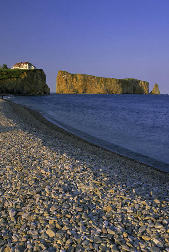 无人,家,竖图,室外,白天,正面,旅游,度假,草地,草坪,河流,石头,美景,日落,山,山脉,水,植物,加拿大,一堆,一排,阴影,波纹,堆叠,堆积,整齐,光线,石子,影子,房屋,屋子,河水,景观,山峰,水流,水平线,晚霞,霞光,落日,辽阔,海平线,山峦,娱乐,楼房,住宅,草,树,树木,排列,蓝色,绿色,蓝天,水纹,天空,阳光,自然,黄昏,波浪,群山,天,享受,休闲,广阔,景色,彩霞,放松,生长,成长,堆,一望无际,北美,北美洲,队列,自然风光,美洲,北亚美利加洲,亚美利加洲,加斯佩半岛,魁北克省,无边无际,一马平川,夕照,石块,岩石,夕阳,彩图,房子,古壁省,魁省,水天相接,水天一线,斜阳