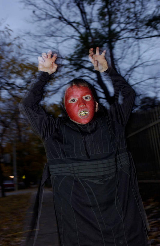 西方人,儿童,一个人,栏杆,站,伸展双臂,竖图,室外,白天,正面,抽象,绘画,纯洁,秋季,植物,叶子,欧洲,欧洲人,仅一个男性,仅一个人,一堆,一排,阴影,堆叠,堆积,朦胧,模糊,艺术,整齐,光线,彩绘,图案,影子,围栏,枯叶,落叶,艺术品,古典,文化,护栏,树,树木,排列,小孩,蓝色,绿色,蓝天,天空,阳光,自然,工艺品,天,品味,站着,仅一个小孩,概念,可爱,童年,童趣,生长,成长,堆,美术,高雅,队列,童真,烂漫,无邪,美学,恐吓,吓唬,恫吓,威吓,图文,天真,男孩,男人,男性,白种人,孩子,叶,叶片,秋,秋天,敞开双臂,伸开双臂,展开双肩,站立,张开手臂,张开双臂,半身,彩图,男生