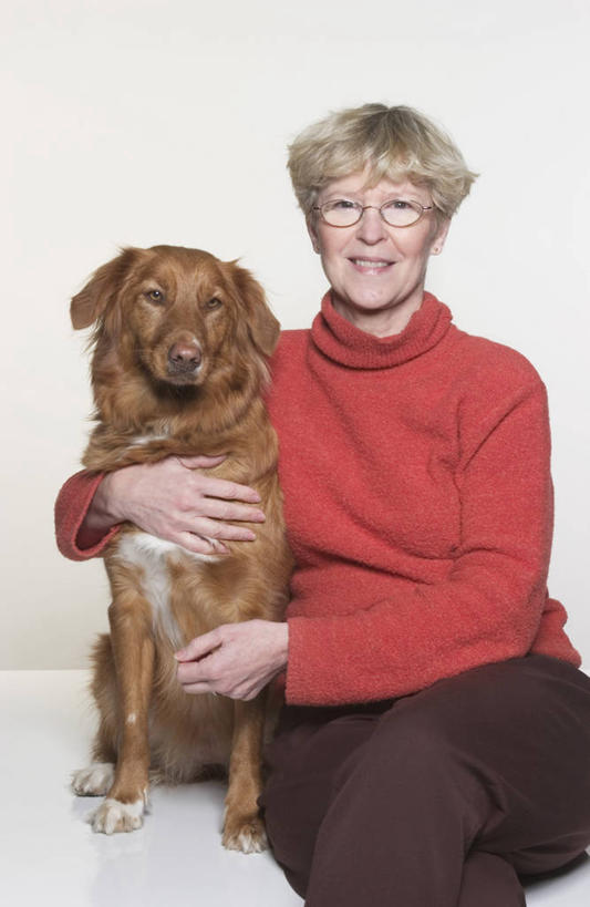 西方人,一个人,坐,抱,笑,微笑,露齿笑,竖图,室内,白天,白色背景,正面,宠物,狗,欧洲,欧洲人,仅一个女性,仅一个人,一副,阴影,服装,光线,眼镜,影子,灯光,猎犬,注视,休闲装,一只,衣服,黄色,动物,观察,看,休闲,休闲服,可爱,摄影,服饰,仅一个老年女性,影棚,抱着,观看,察看,搂着,关注,近视眼镜,忠诚,老年女性,女人,女性,白种人,犬,搂,搂抱,坐着,半身,彩图,影棚拍摄,拍摄,新斯科舍猎鸭寻猎犬