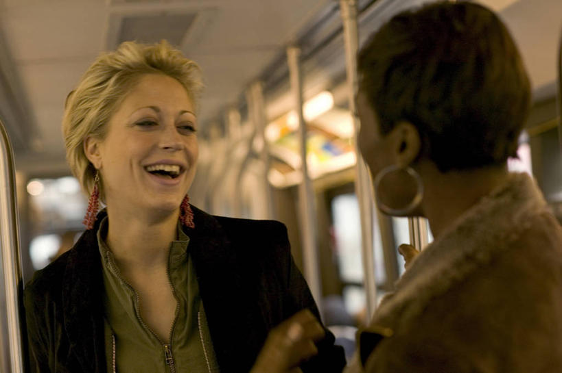 西方人,两个人,伙伴,朋友,笑,说,微笑,露齿笑,横图,室内,白天,侧面,讨论,友谊,公共汽车,欧洲,非洲,黑人,欧洲人,阴影,服装,朦胧,模糊,光线,扶手,影子,灯光,巴士,公交车,休闲装,相视,车,衣服,把手,耳环,交通工具,休闲,面对面,休闲服,服饰,对视,载具,相对,相看,耳饰,公交车拉手,交流,友情,女人,女性,中年女性,白种人,非洲人,沟通,讲话,交谈,拉手,商讨,说话,谈话,半身,彩图