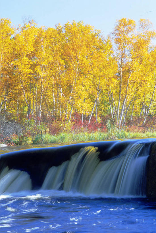 无人,竖图,室外,白天,正面,旅游,度假,草地,草坪,河流,美景,瀑布,水,植物,加拿大,阴影,飞溅,湍急,溅,光线,液体,影子,河水,景观,水滴,水流,娱乐,水珠,草,树,树木,蓝色,绿色,蓝天,天空,阳光,自然,天,享受,休闲,景色,放松,生长,成长,北美,北美洲,喷洒,自然风光,美洲,北亚美利加洲,亚美利加洲,马尼托巴,马尼托巴省,曼尼托巴省,跌水,彩图,曼省,缅尼托巴省,缅省