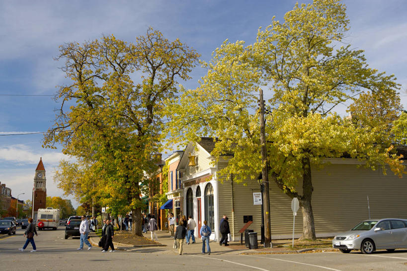 西方人,餐厅,商店,走,横图,室外,白天,侧面,草地,草坪,植物,道路,路,公路,汽车,欧洲,欧洲人,阴影,服装,光线,影子,云,云朵,交通,许多人,云彩,休闲装,商铺,车,草,树,树木,衣服,蓝色,绿色,白云,蓝天,天空,阳光,自然,交通工具,轿车,天,一群人,休闲,休闲服,服饰,生长,晴朗,成长,载具,市肆,商号,男人,男性,年轻男性,年轻女性,女人,女性,白种人,晴空,马路,步行,散步,走路,彩图,全身,餐馆,店铺,饭店,饭馆