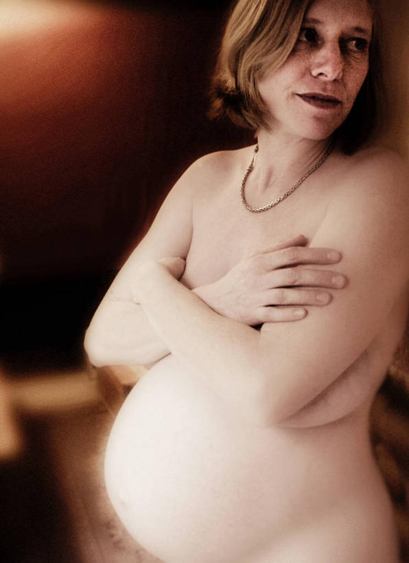 西方人,腹部,一个人,站,笑,双手交叉,微笑,竖图,室内,特写,白天,侧面,寂寞,项链,欧洲,欧洲人,仅一个女性,仅一个人,阴影,朦胧,模糊,光线,影子,灯光,裸露,装饰品,饰品,首饰,站着,仅一个中年女性,遮,遮掩,赤裸,掩盖,双手抱胸,遮挡,裸,遮盖,掩饰,孤单,女人,女性,中年女性,白种人,腹,肚子,站立,半身,彩图,寥寂