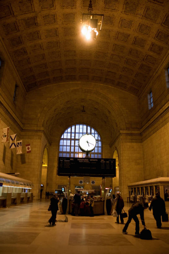 西方人,站,竖图,室内,白天,侧面,窗户,天花板,车站,欧洲,欧洲人,乘客,吊挂,悬挂,阴影,时间,光线,时钟,影子,灯光,站台,许多人,挂,计时,注视,月台,玻璃窗,一个,黄色,钟表,观察,看,站着,一群人,表,单个,观看,察看,关注,搭客,白种人,钟,站立,彩图,全身,公共汽车站,汽车车站,汽车站