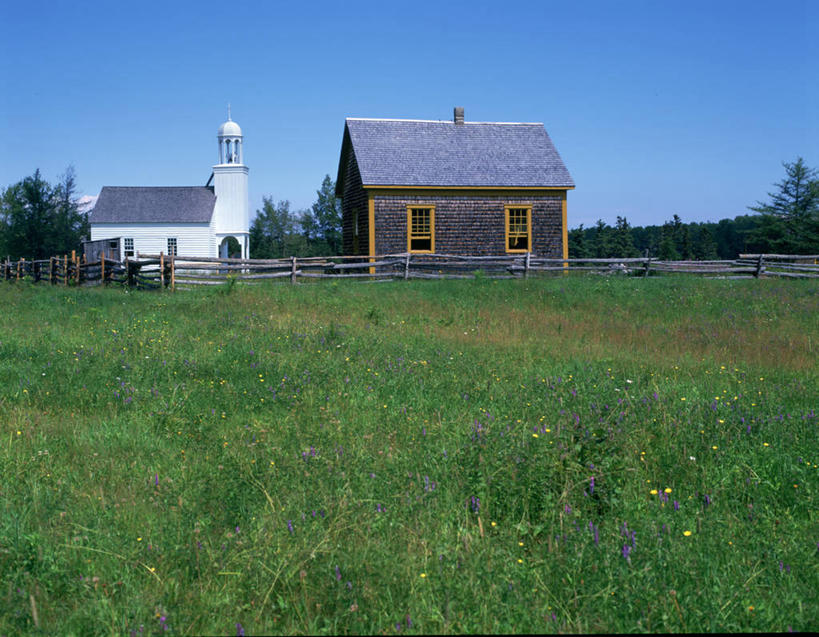 无人,教堂,横图,室外,白天,正面,旅游,度假,草地,草坪,植物,标志建筑,地标,建筑,加拿大,阴影,节日,光线,影子,文化,娱乐,建设,草,蓝色,绿色,蓝天,天空,阳光,天,祈祷,享受,休闲,健康,旅游胜地,放松,许愿,宗教,信仰,晴朗,纪念,祈求,北美,北美洲,美洲,信念,两座,万里无云,北亚美利加洲,亚美利加洲,平安,晴空,晴空万里,彩图,礼拜堂