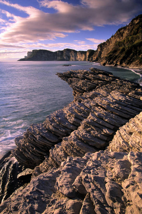 无人,竖图,室外,白天,正面,旅游,度假,石头,美景,山,山脉,植物,加拿大,石子,景观,山峰,水平线,悬崖,云,云朵,辽阔,海平线,山峦,云彩,娱乐,蓝色,绿色,白云,蓝天,天空,自然,群山,天,享受,休闲,陡峭,广阔,景色,放松,生长,晴朗,成长,一望无际,北美,北美洲,自然风光,美洲,北亚美利加洲,亚美利加洲,绝壁,加斯佩半岛,笔陡,峻峭,无边无际,一马平川,石块,岩石,晴空,彩图,水天相接,水天一线