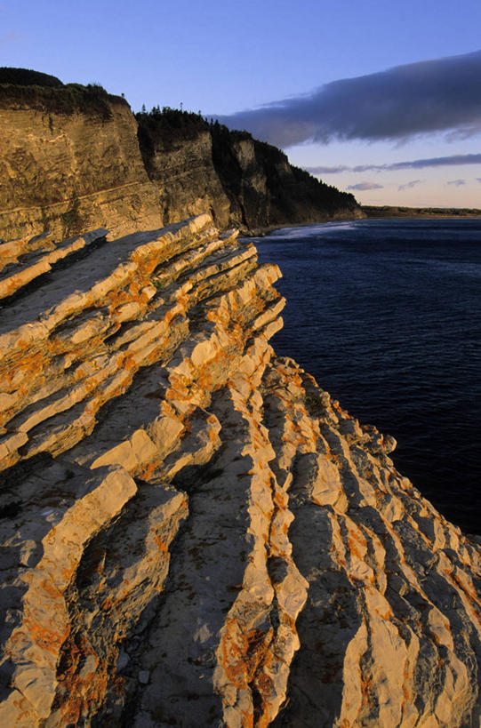 无人,竖图,室外,白天,正面,旅游,度假,石头,美景,山,山脉,植物,加拿大,石子,景观,山峰,悬崖,云,云朵,山峦,云彩,娱乐,蓝色,绿色,白云,蓝天,天空,自然,群山,天,享受,休闲,陡峭,景色,放松,生长,晴朗,成长,北美,北美洲,自然风光,美洲,北亚美利加洲,亚美利加洲,绝壁,加斯佩半岛,笔陡,峻峭,石块,岩石,晴空,彩图
