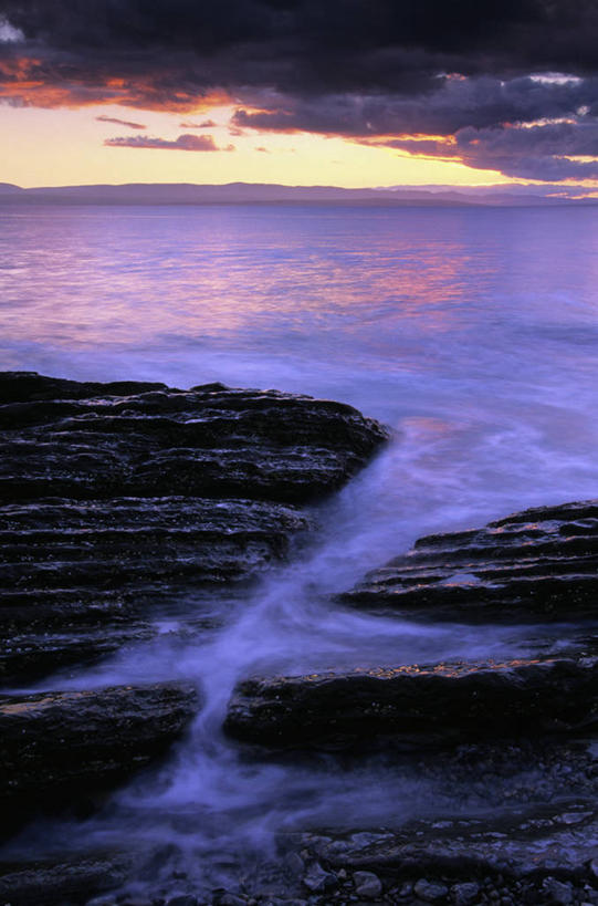 无人,竖图,室外,白天,正面,旅游,度假,石头,美景,加拿大,石子,景观,水平线,晚霞,霞光,云,云朵,辽阔,海平线,云彩,娱乐,黄色,蓝色,紫色,白云,蓝天,天空,自然,黄昏,天,享受,休闲,广阔,景色,彩霞,放松,晴朗,一望无际,北美,北美洲,自然风光,美洲,北亚美利加洲,亚美利加洲,加斯佩半岛,无边无际,一马平川,夕照,石块,岩石,晴空,夕阳,彩图,水天相接,水天一线,斜阳