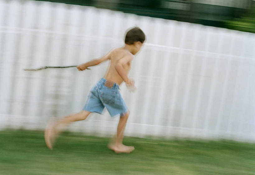 西方人,儿童,一个人,栏杆,拉,横图,室外,白天,侧面,旅游,度假,纯洁,草地,草坪,美景,植物,欧洲,欧洲人,仅一个男性,仅一个人,奔驰,短裤,景观,围栏,娱乐,护栏,草,小孩,绿色,自然,奔跑,仅一个小孩,一件,享受,休闲,景色,放松,可爱,童年,童趣,拖,自然风光,童真,烂漫,无邪,天真,男孩,男人,男性,白种人,孩子,彩图,全身,男生