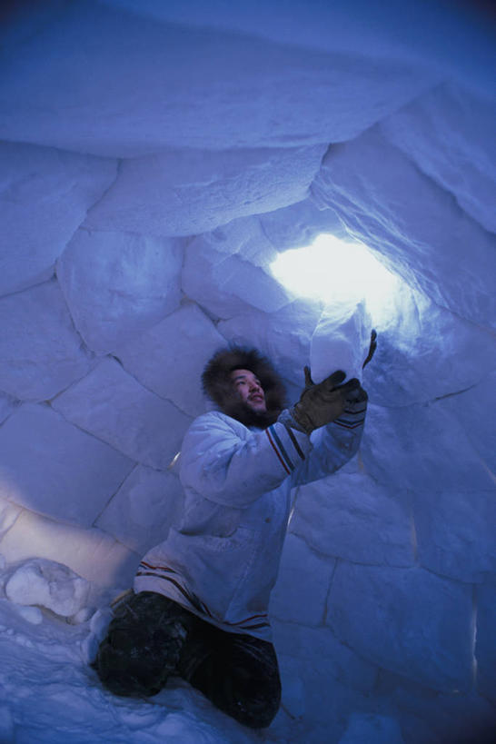 西方人,一个人,躺,竖图,室内,白天,正面,欧洲,欧洲人,仅一个男性,仅一个人,阴影,光线,影子,房屋,屋子,注视,文化,仅一个年轻男性,阳光,观察,看,观看,察看,关注,雪屋,男人,男性,年轻男性,白种人,躺着,半身,彩图,房子,小屋