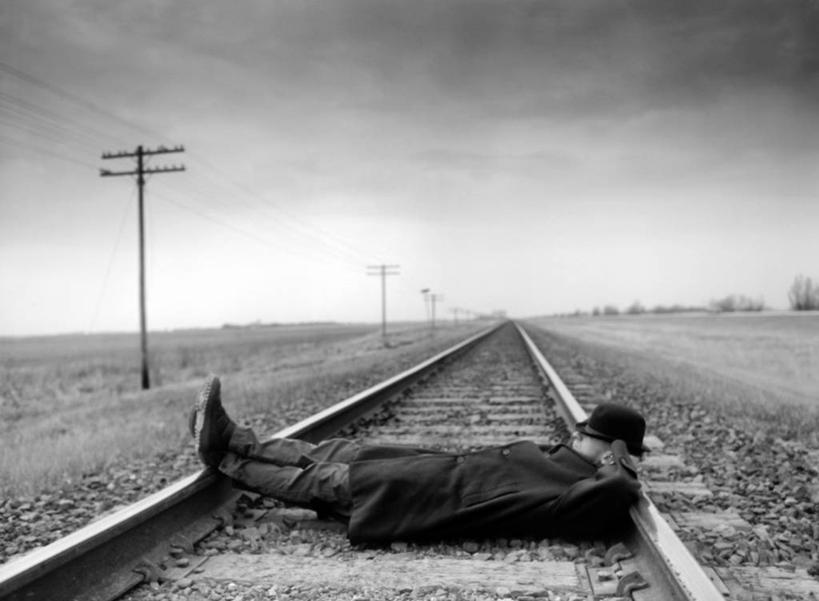 西方人,一个人,躺,横图,黑白,室外,白天,侧面,石头,欧洲,欧洲人,仅一个男性,仅一个人,阴影,电力,光线,电线,电线杆,石子,线,影子,旷野,田野,云,云朵,电能,铁轨,线路,云彩,仅一个年轻男性,白云,天空,阳光,自然,天,电,电源,自然风光,原野,能量,伤害,孤苦,伶仃,卧着,孤单,孤独,危险,男人,男性,年轻男性,白种人,石块,岩石,躺着,卧,全身